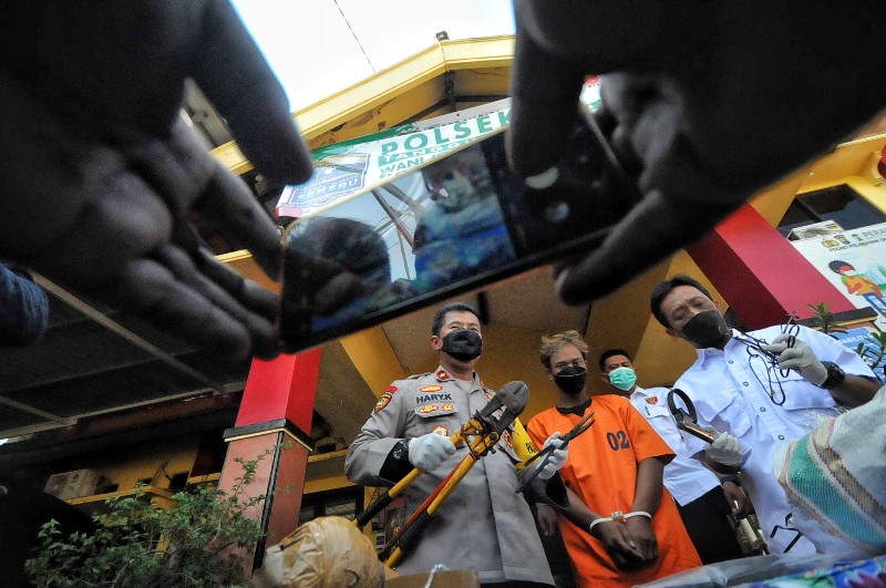 FOTO: Polisi di Surabaya Ringkus Pelaku Pencuri Tembaga