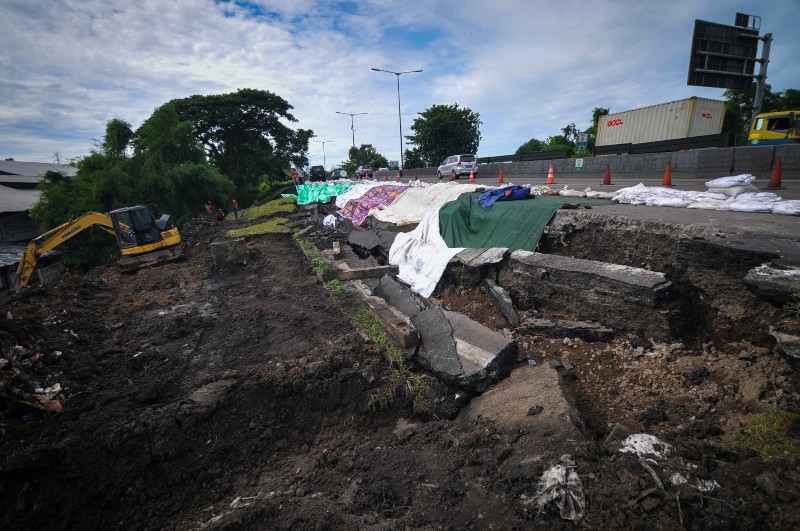FOTO: Proses Pembenahan Jalan Tol Ambles