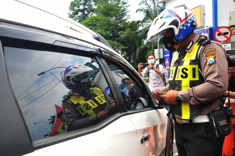 FOTO: Uji Coba Larangan Mudik di Surabaya