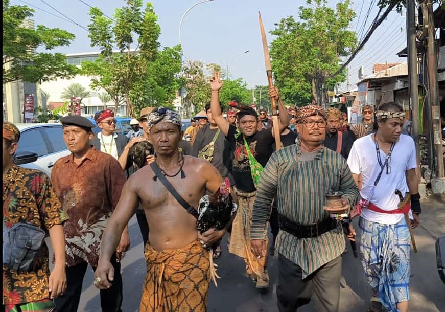 Kirab Sawunggaling Tagih Janji, Ratusan Warga Lidah Wetan Berjalan Menuju Pemkot Surabaya