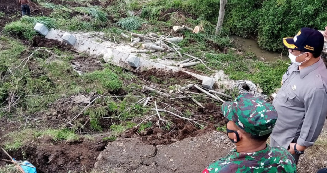 Dua Hari Diguyur Hujan, Jalan Utama di Tulungagung Longsor