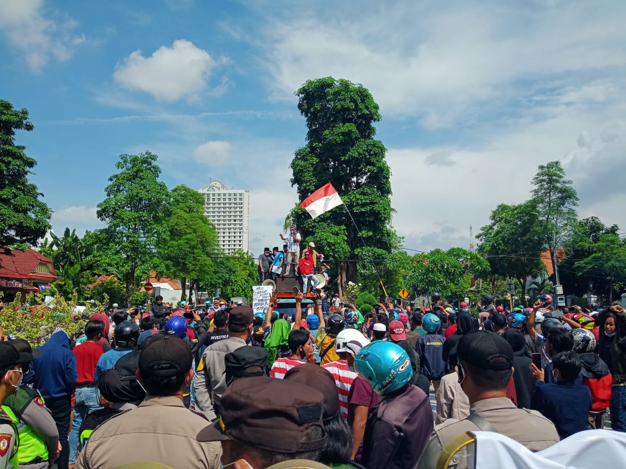Warga Madura Geruduk Balai Kota Surabaya, Protes Penyekatan dan Swab di Suramadu