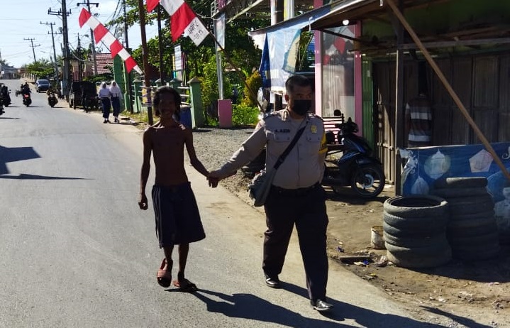Cerita Aipda Abdul Aziz Kala Bawa ODGJ Pulang ke Rumah