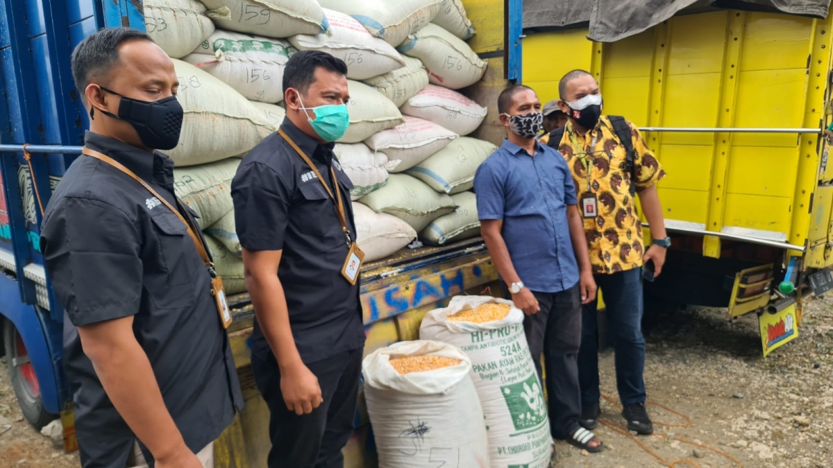 Presiden Jokowi Gelontor 2 Ton Bantuan Jagung untuk Peternak Ayam Blitar yang Demo Bentangkan Poster