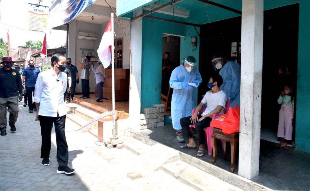 Presiden Jokowi Blusukan Pantau Vaksinasi Covid-19 Door to Door di Kabupaten Madiun Jatim