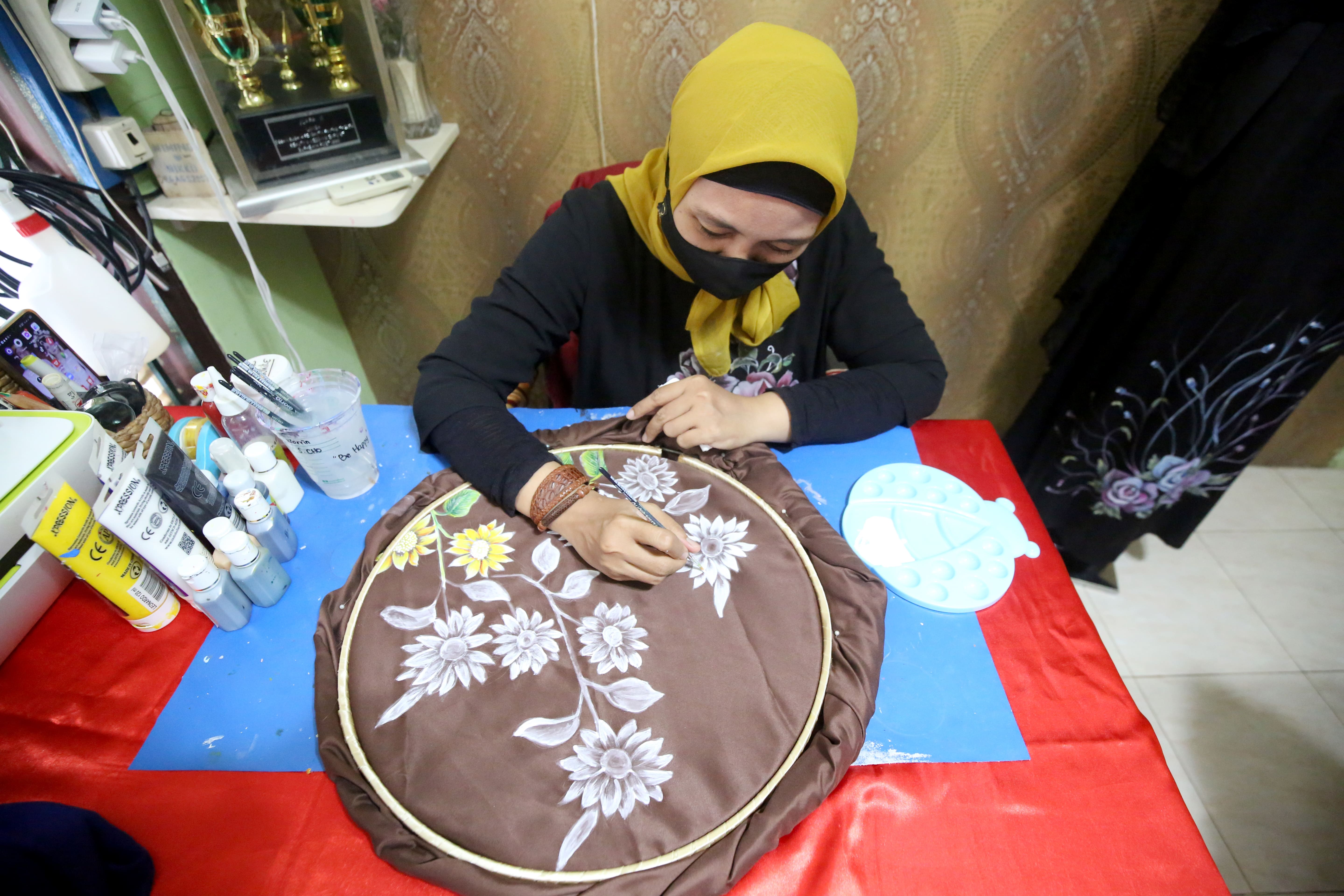Berkah Lebaran, UMKM di Surabaya Panen Orderan Jilbab dan Masker Lukis