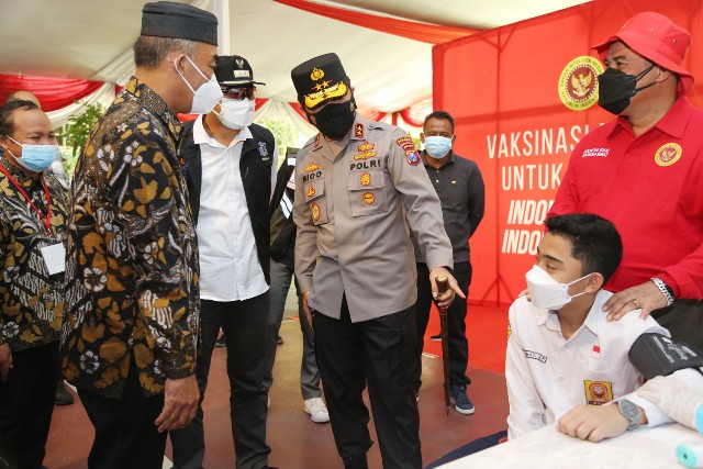 Didampingi Wali Kota Eri, Kabinda dan Kapolda Jatim Tinjau Vaksinasi Dosis Kedua Bagi Pelajar Surabaya