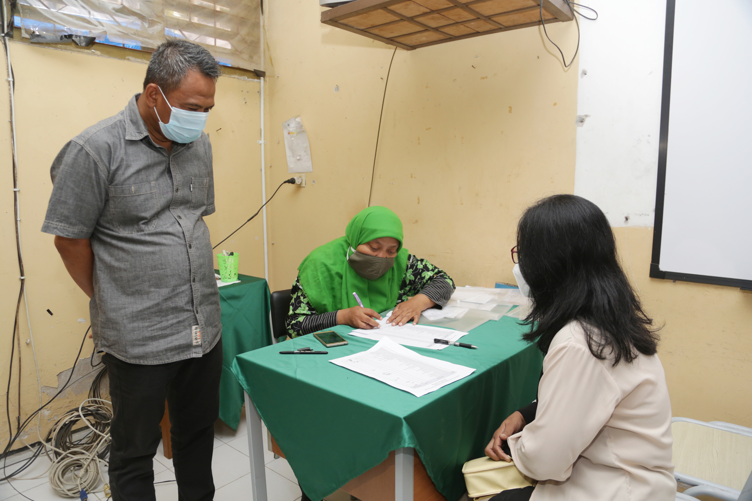 Ikuti Perintah Wali Kota, Koperasi Sekolah di Surabaya Kembalikan Uang Siswa MBR yang Terlanjur Beli Seragam