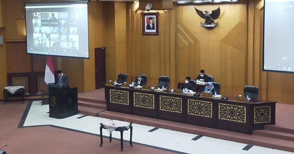 Wali Kota Eri Paparkan 2 Hal Penting Usulan Raperda Kota Surabaya