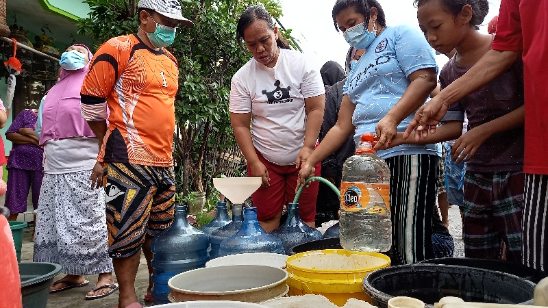 Air PDAM tak Mengalir, Emak-Emak di Surabaya Barat Bajak Truk Tangki