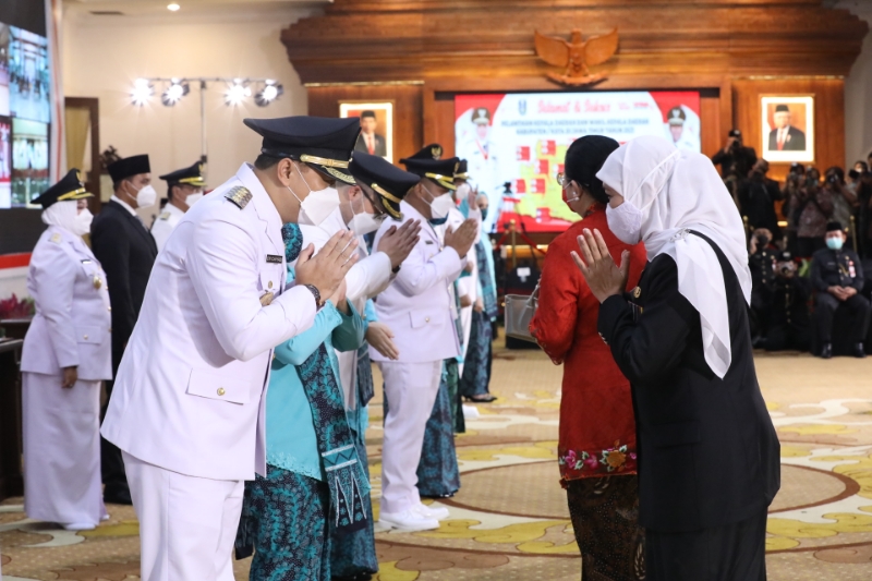 Gubernur Khofifah Resmi Lantik 17 Kepala Daerah di Jatim