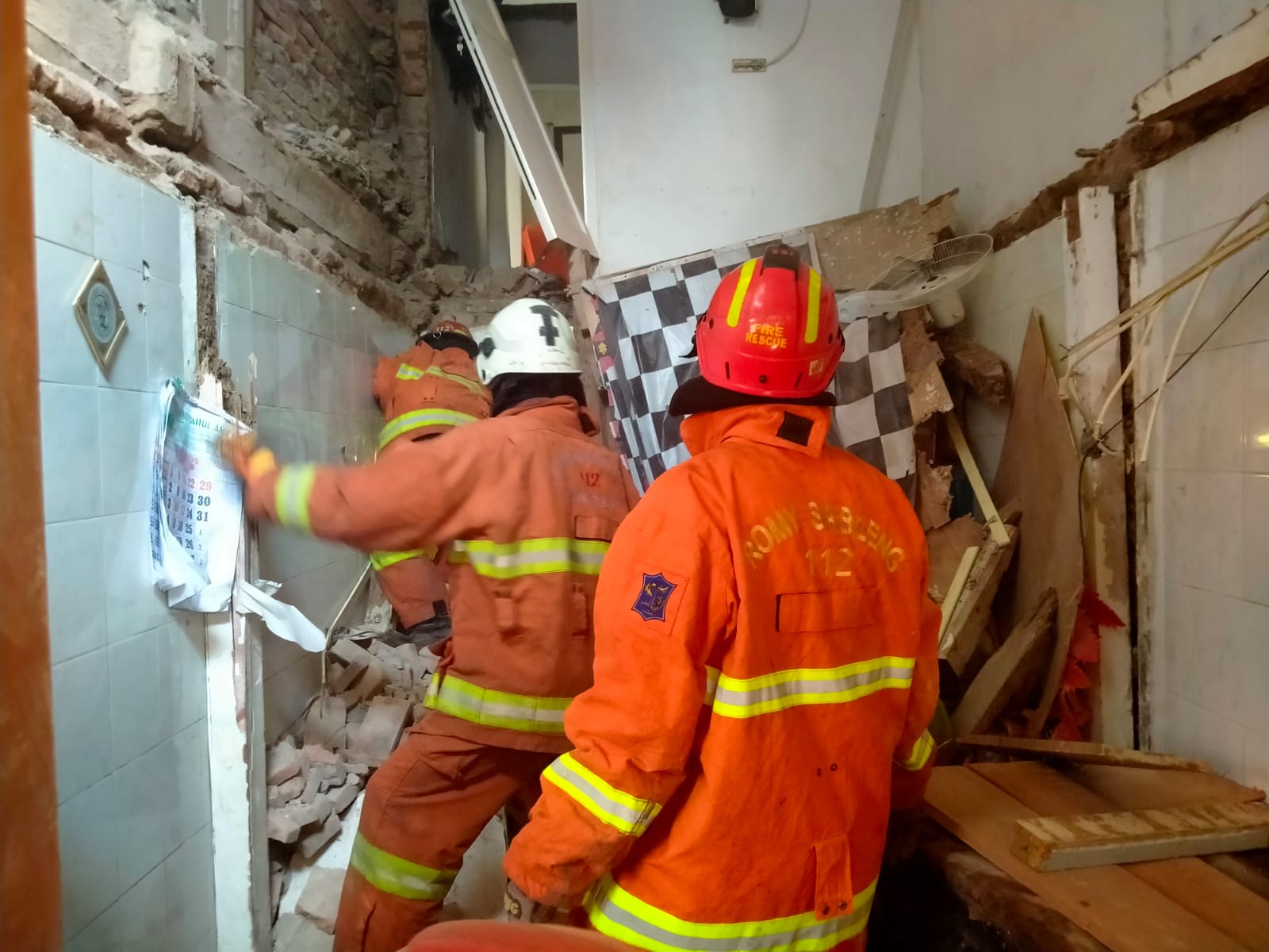 Sebuah Rumah di Tambaksari Surabaya Ambruk, Satu Tewas, Dua Terluka