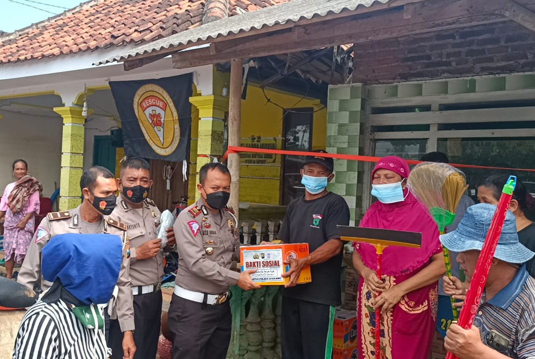 Peduli Korban Banjir, Satlantas Polres Lumajang Gelar Baksos