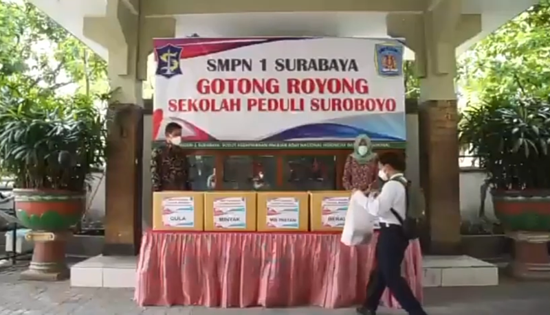 Para Pelajar se-Surabaya Bergotong Royong Membantu Sesama dalam Menghadapi Pandemi Covid-19