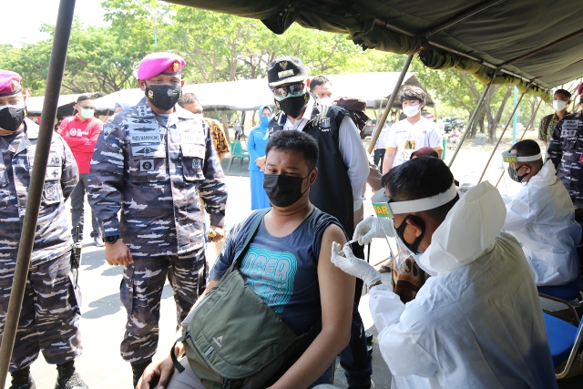 Pasmar 2 Gelar Serbuan Vaksinasi di Kenpark, Wali Kota Eri: Bisa Mempercepat Herd Immunity Warga Surabaya