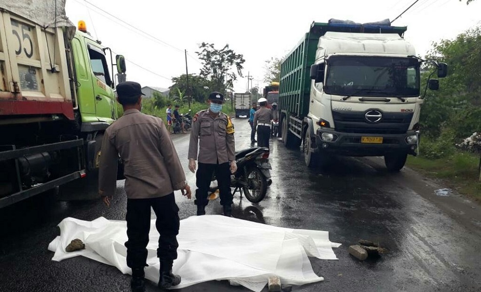 Nyalip tak Hati-hati, Warga Menganti Gresik Tewas Terlindas Truk