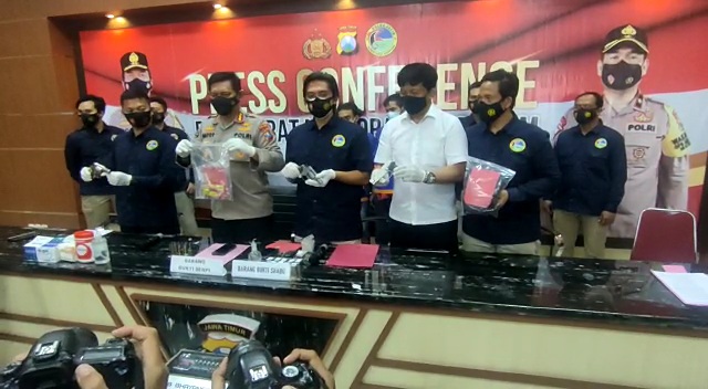 Edarkan Sabu Gunakan Senpi, Dua Pria Asal Mojokerto Ditangkap