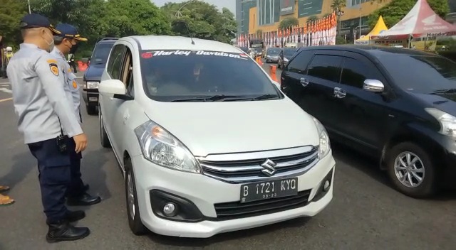 8 Mobil Masuk Perbatasan Surabaya di Bundaran Waru Diminta Putar Balik