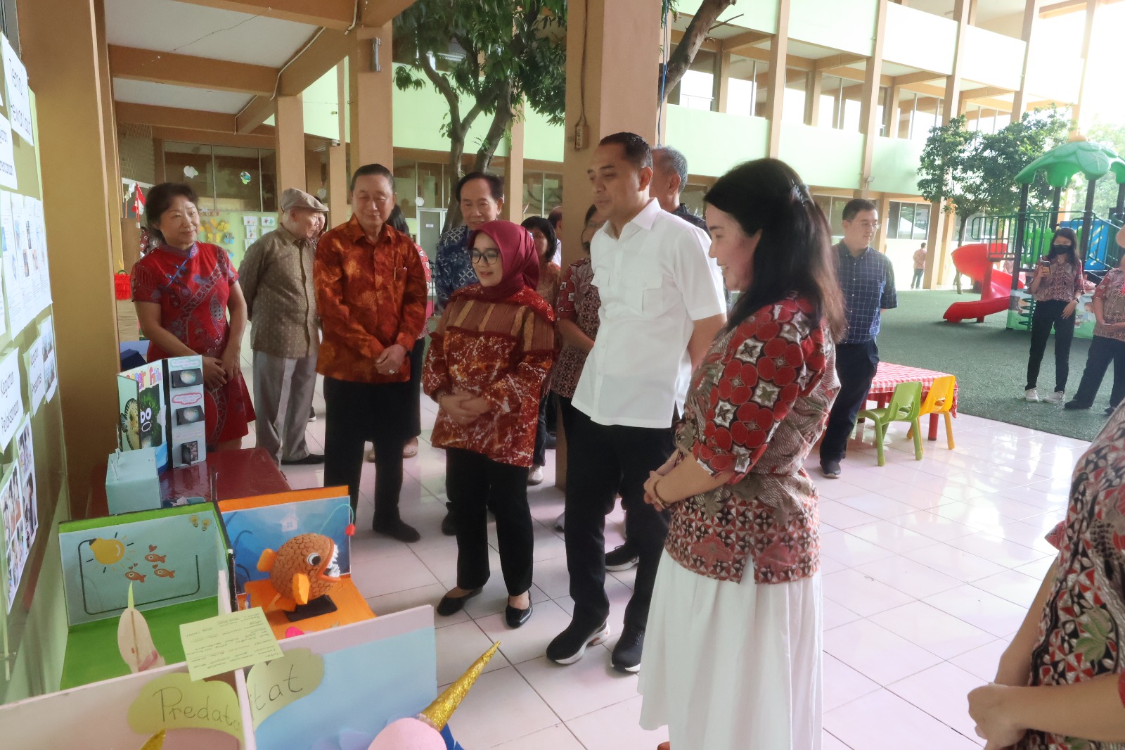 Pemkot Surabaya Terima Bantuan Lima Smart Board dari Yayasan Xin Zhong School