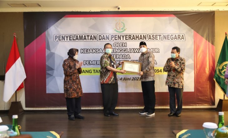 Pemkot Surabaya Terima Tiga Aset senilai Rp80 Miliar dari Kejati Jatim