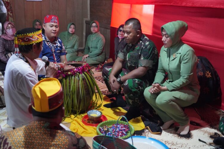 Danrem 102/Pjg Terima Gelar Kehormatan Adat Dayak
