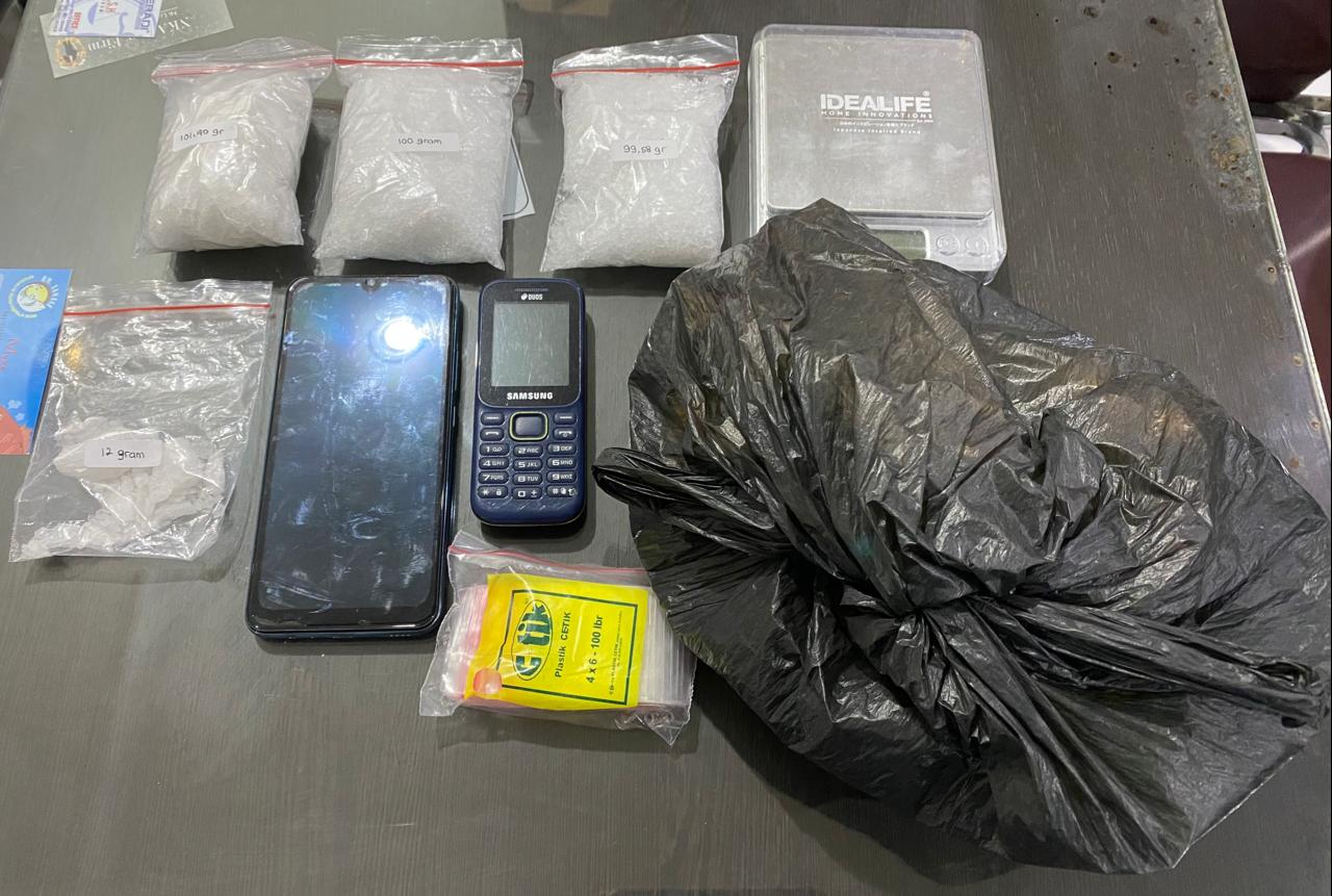Pengedar Asal Surabaya Diringkus Petugas Saat Menimbang Sabu