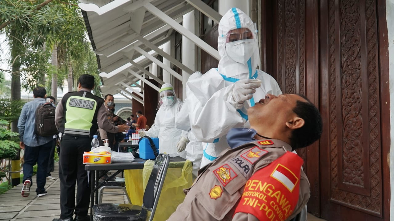 Jelang Pilkada, Ratusan Personel Polretabes Surabaya Di Swab Test