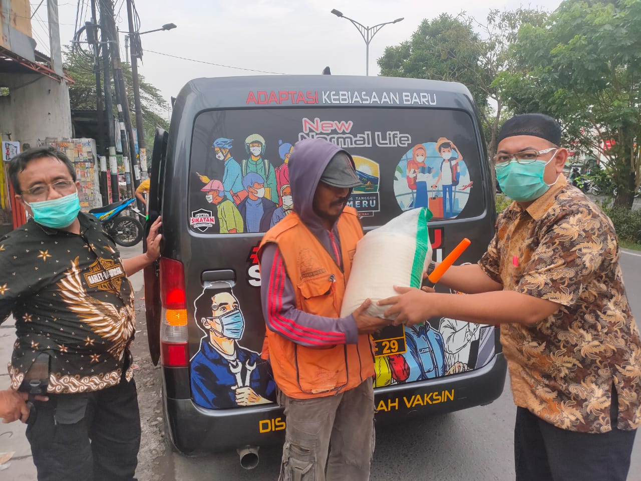 Jum'at Berkah, Satresnarkoba Polrestabes Surabaya Bagi Sembako