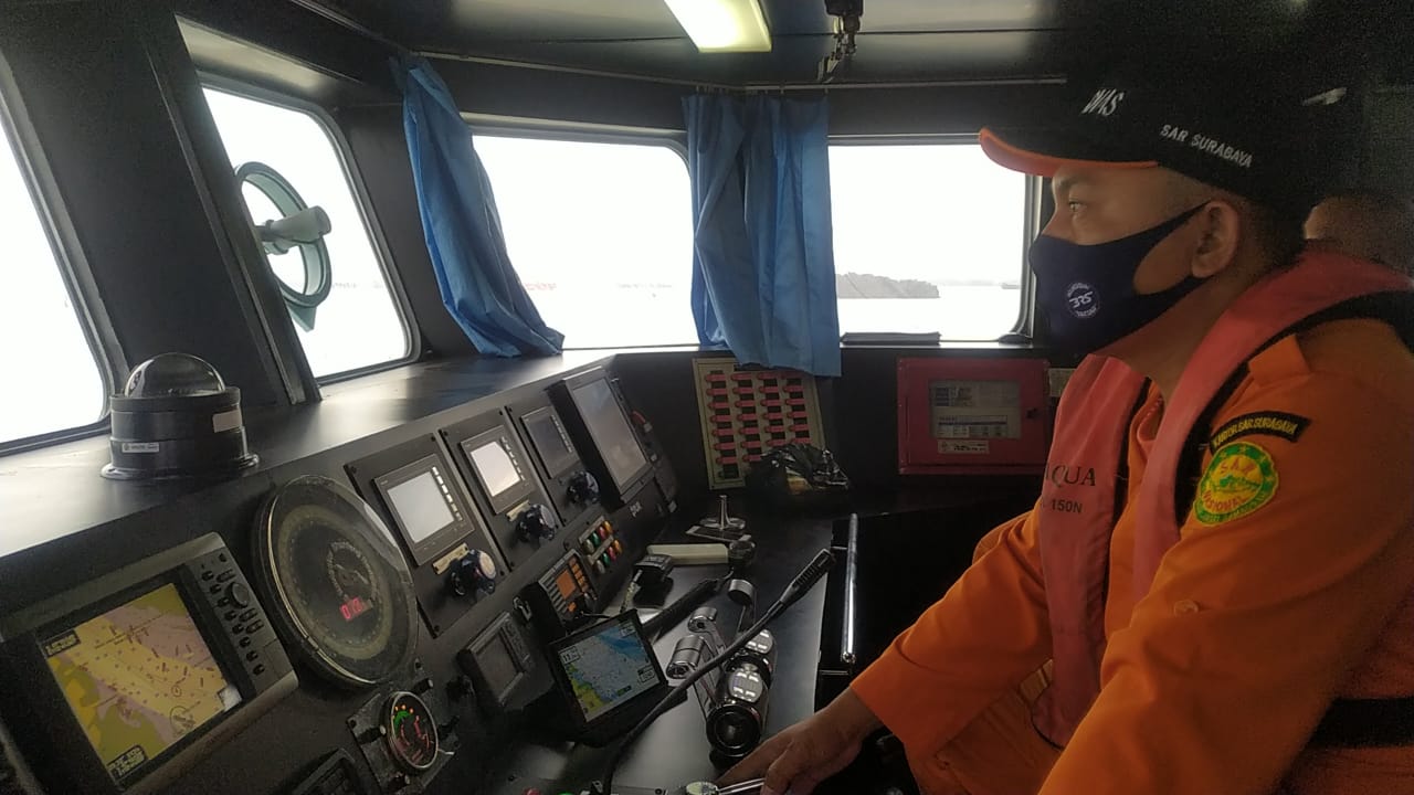 BASARNAS Kerahkan Kapal dan Helikopter Cari 3 ABK TB Mitra Jaya VIII