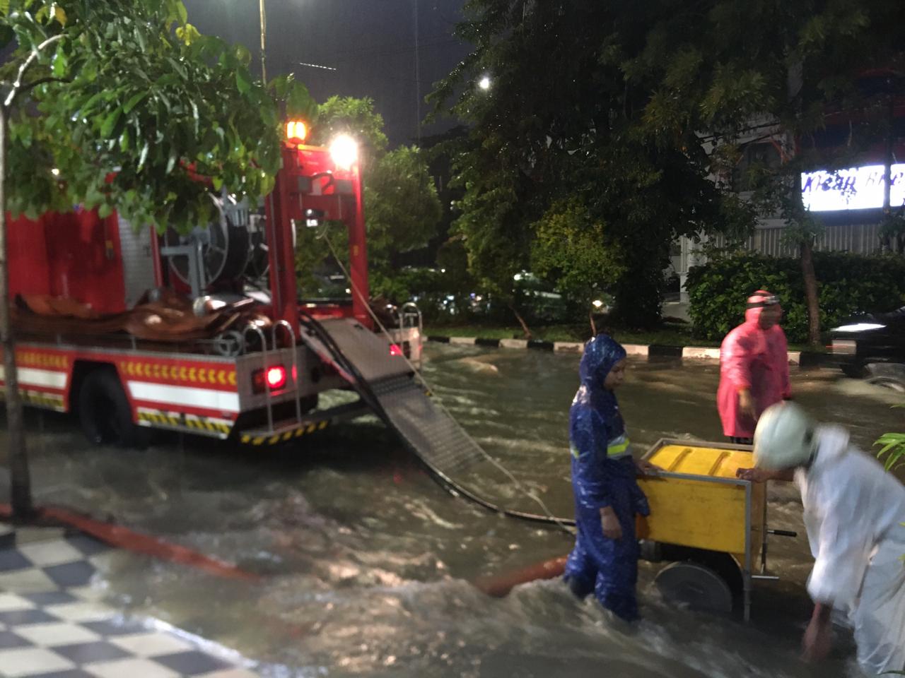 Foto : PMK Surabaya Terjunkan 4 Unit Kuras Genangan Banjir