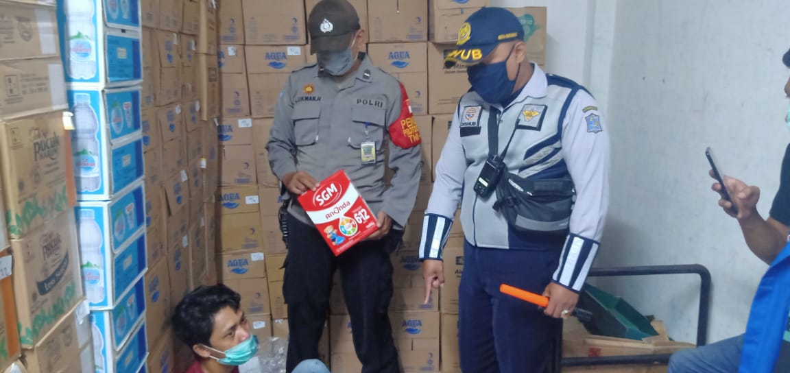Kabur saat Kepergok, Pencuri Susu Tertangkap Satgas Prokes Covid 19
