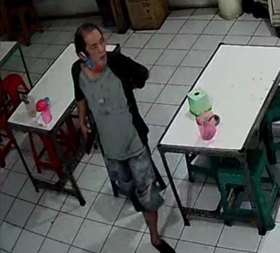Tangkapan layar CCTV yang memergoki aksi pencurian pria gondrong di sebuah warung nasi bebek, Rabu (13/1/2021).