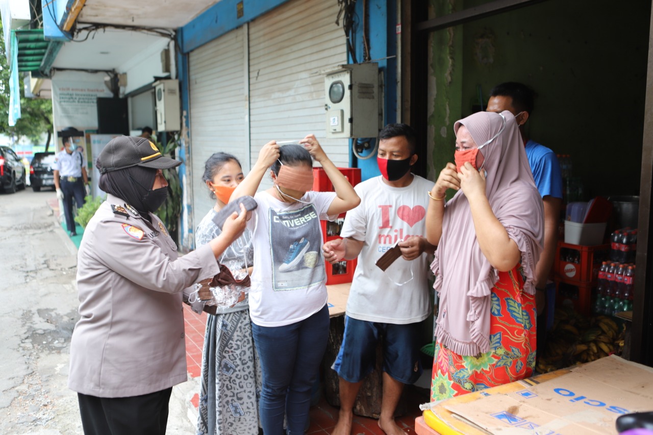Kapolres Tanjung Perak Pimpin Pembagian 2.000 Masker di 9 Lokasi