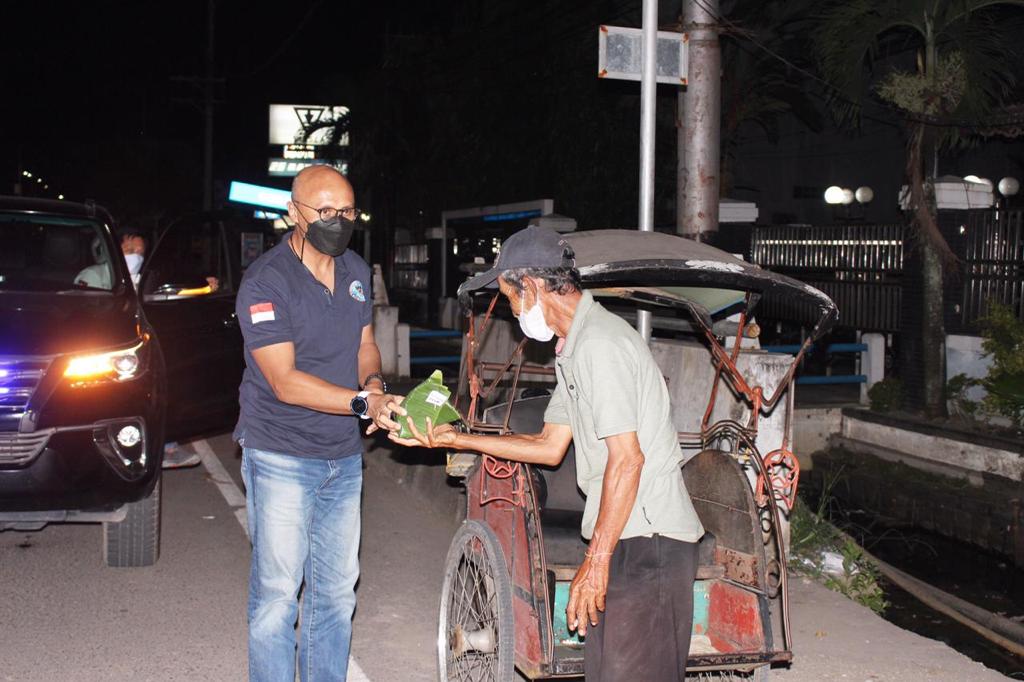 Rasa Peduli, BNNP Kalsel Sebar Ratusan Makanan untuk Pejuang Jalanan