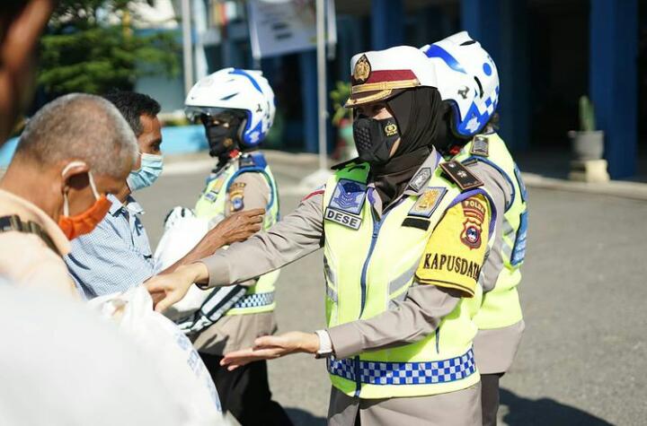 Setelah Abang Becak, Polwan Presisi Polda Kalsel Sambangi Sopir Angkot