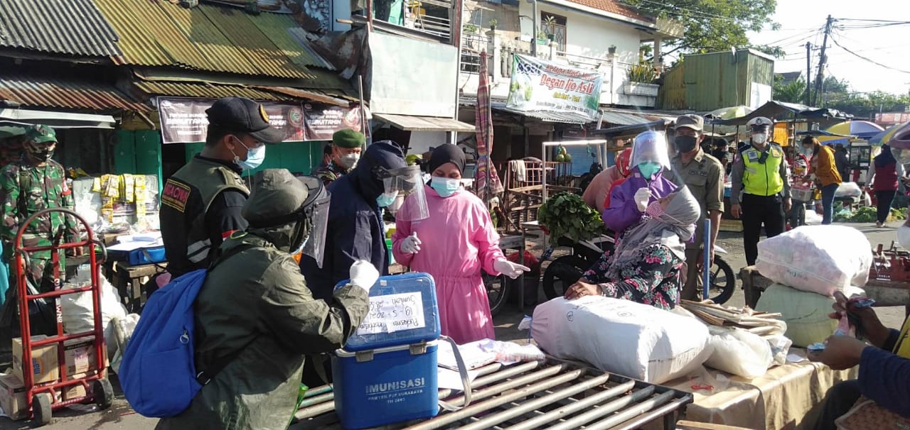 Rentan Terpapar Covid-19, Pedangang Pasar Tambaksari Dites Swab Massal