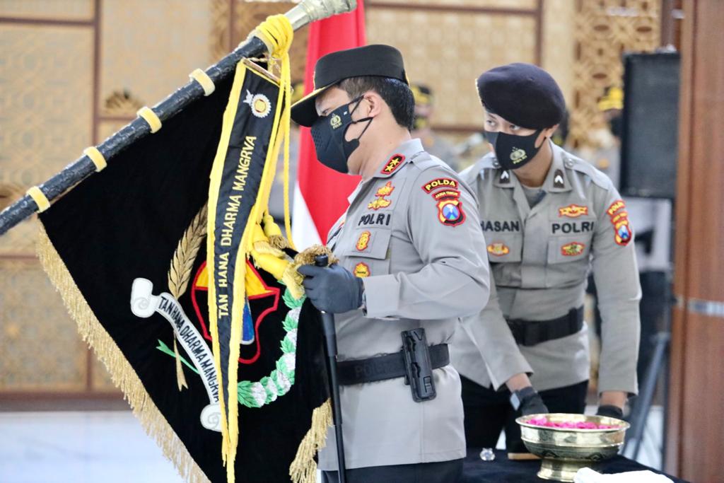 Peringati Hari Bhayangkara ke-75, Polda Jatim Gelar Upacara Pencucian Pataka