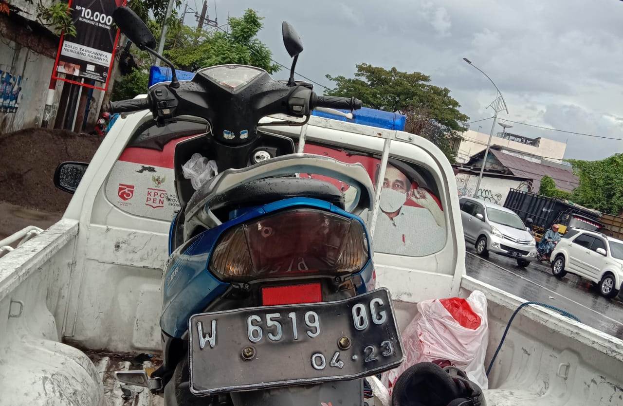 Ditabrak Mobil Pikap setelah Terjatuh saat Menyalip, Pasutri Sidoarjo Tewas di Jalan Mastrip Surabaya