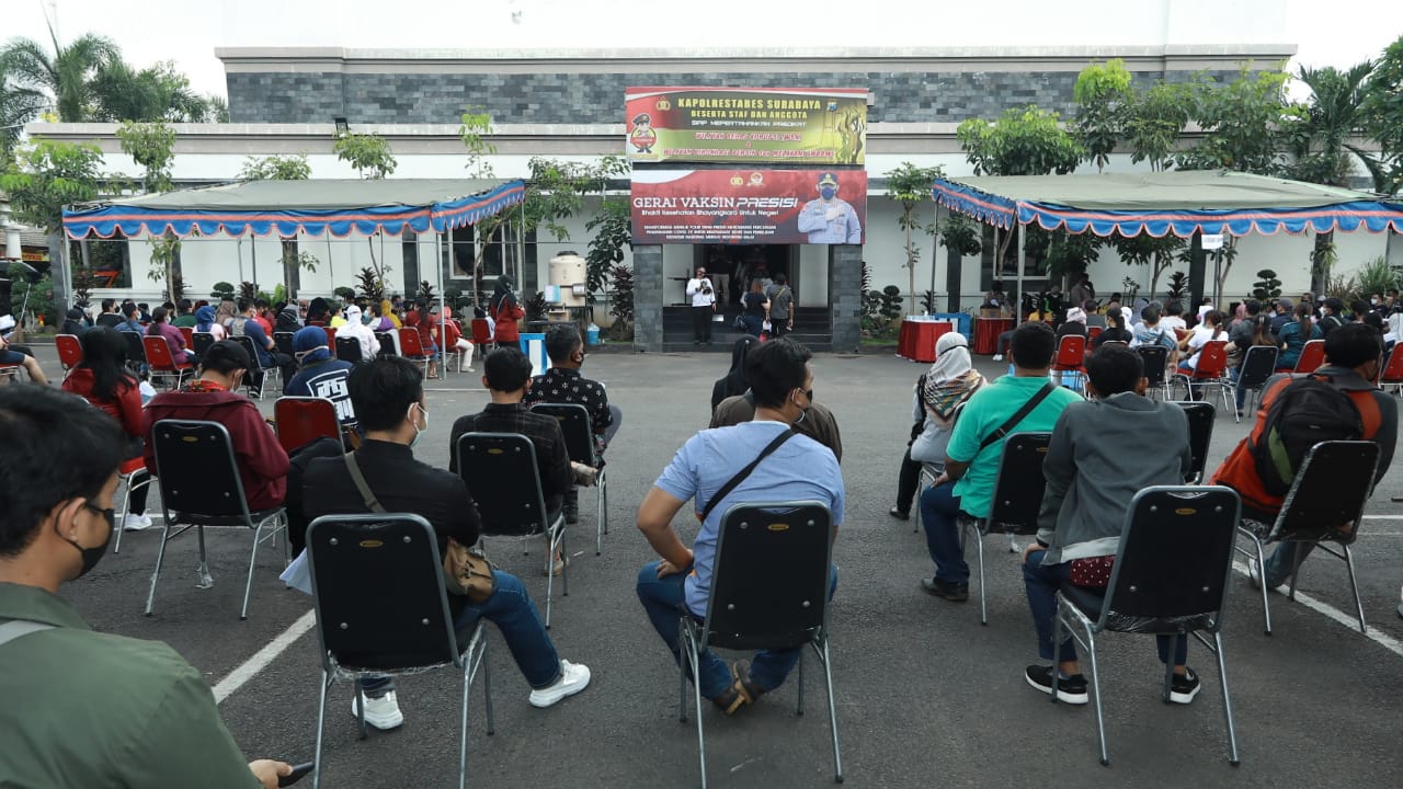 Gelar Gerai Vaksinasi Presisi, Puluhan Warga Geruduk Polrestabes Surabaya