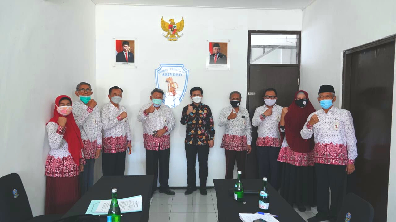Wagub Jatim Emil Dardak Terus Semangati para Lansia untuk Vaksinasi COVID-19