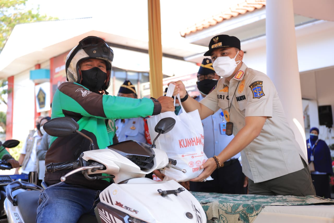 Kemenkumham Jatim Salurkan 809 Paket Sembako, Wali Kota Eri: Bisa Jadi Contoh dan Panutan Bagi Instansi Lain