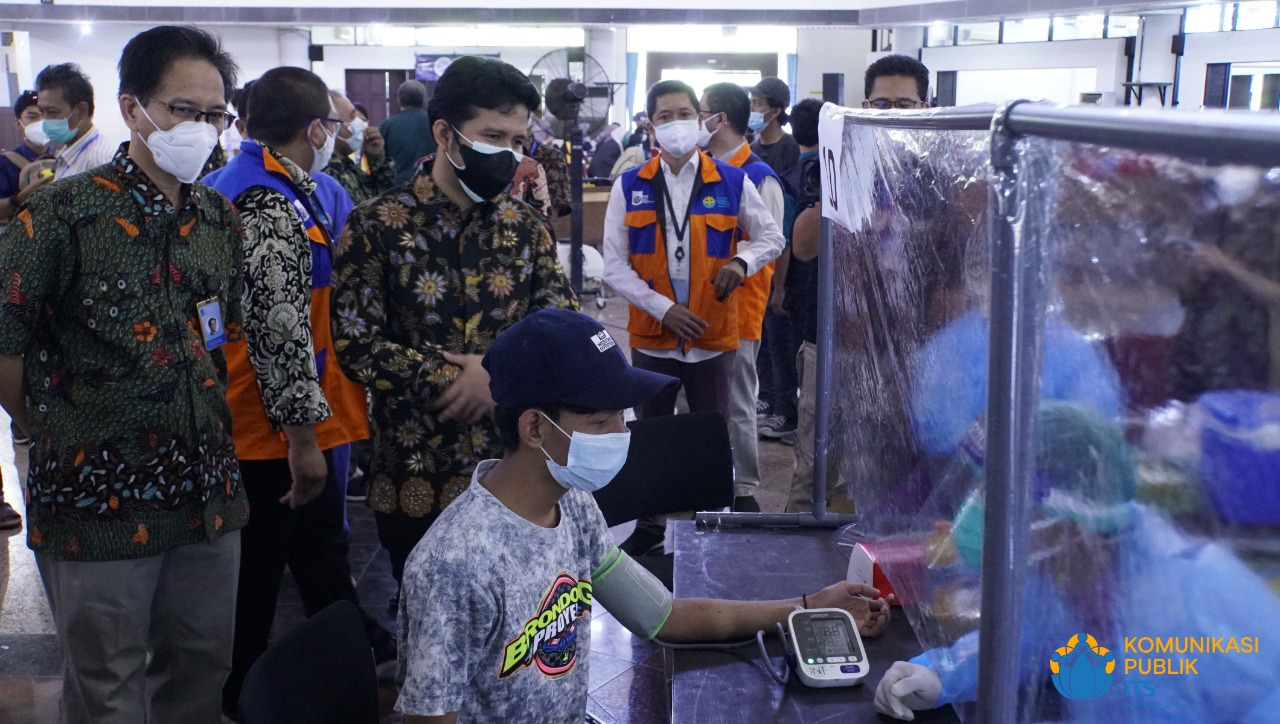 Wagub Jatim Emil Dardak Tinjau Langsung Pelaksanaan Vaksinasi ITS