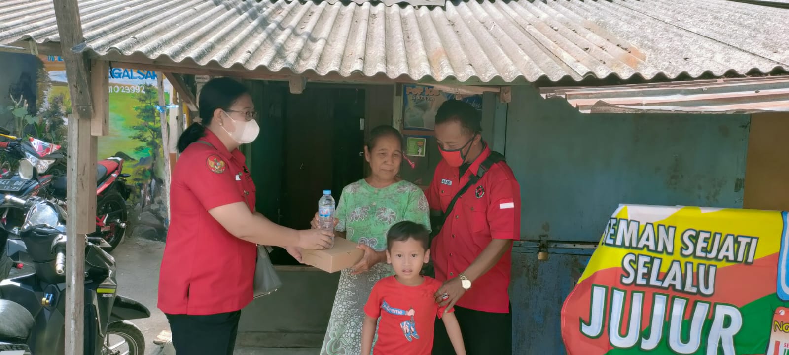 Posko Gotong Royong Covid 19 PDI Perjuangan Kecamatan Tegalsari Bagikan Permakanan ke Lansia