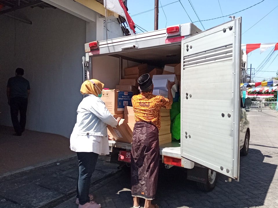 HUT ke-76 RI, Pemkot Surabaya Bagikan Ribuan Paket Sembako kepada Veteran