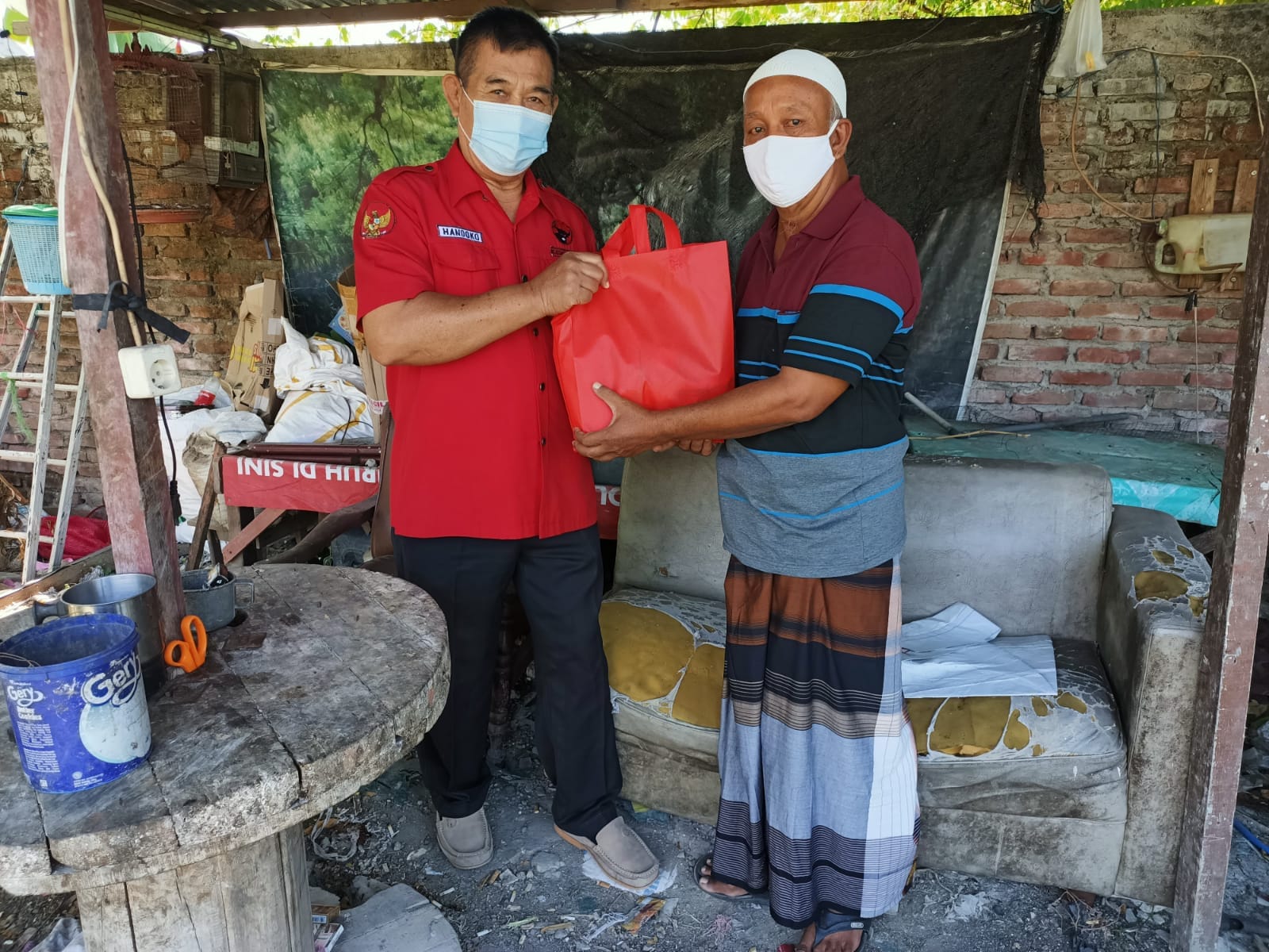 HUT RI ke-76, Kader PDIP Kecamatan Rungkut Surabaya Blusukan ke Kampung-Kampung Salurkan Sembako dan Vitamin