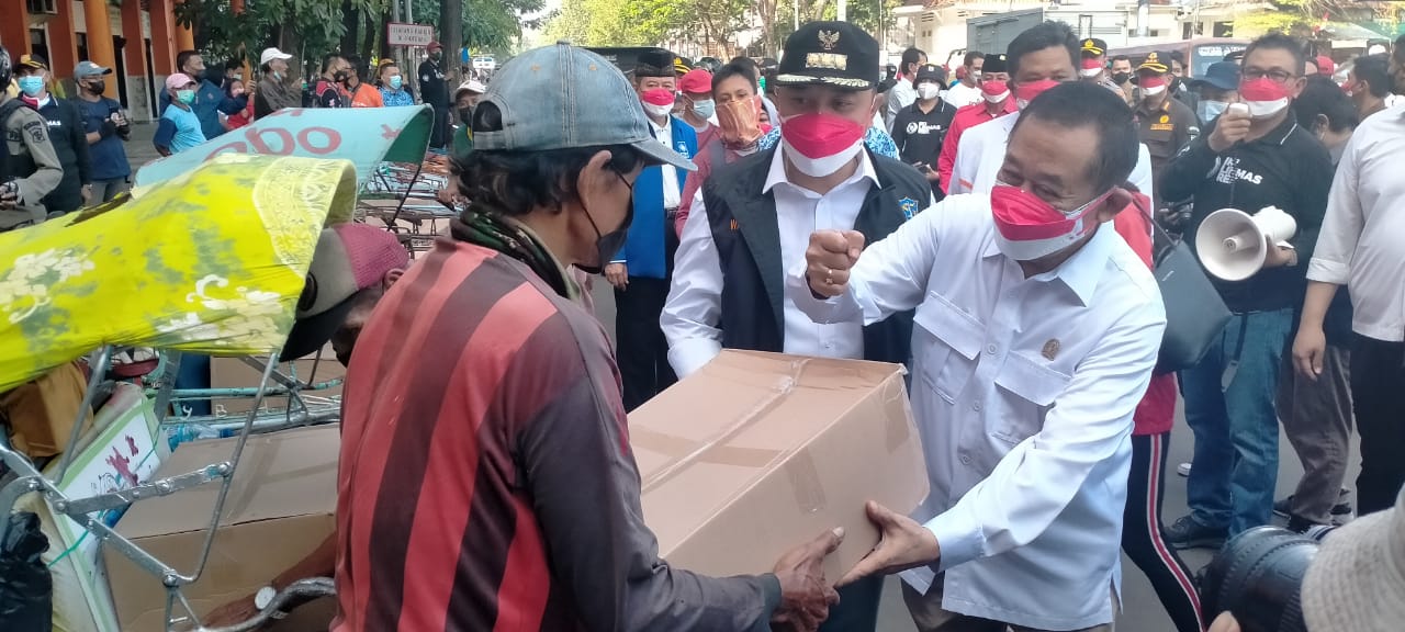 Forkopimda Surabaya Bagikan 10 Ribu Bantuan Sembako bagi Masyarakat Terdampak Covid-19