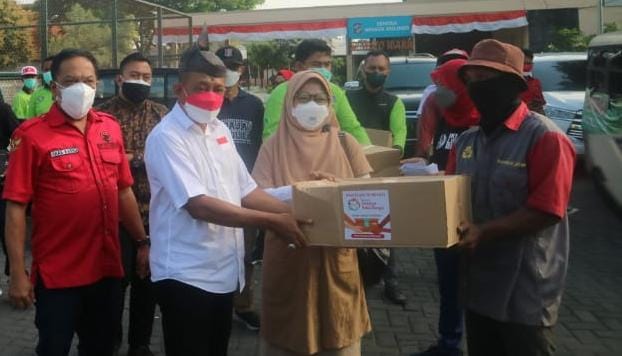 Penyaluran Sembako Serentak se-Kota Surabaya, Wakil Wali Kota Armuji, DPRD dan Muspika Bagikan Bantuan di Sukolilo