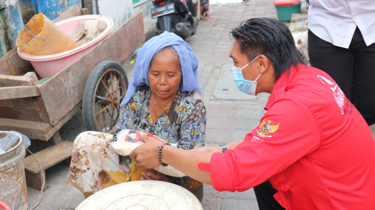 Gotong Royong, Komunitas Juang Merah Total Door to Door Salurkan Bantuan Permakanan