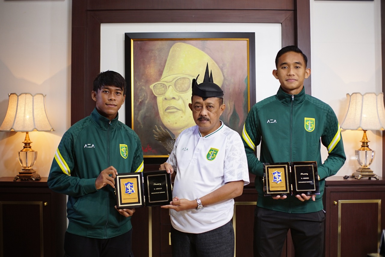 Berbagi Cerita dengan Wakil Walikota Armuji, Dua Pemain Muda Persebaya Senang Diajak ke Balaikota
