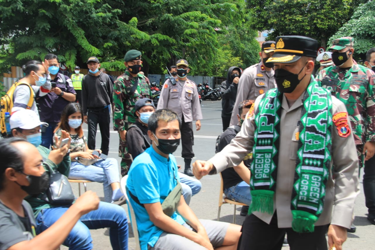 Bonek Wani Vaksin, Kapolrestabes Surabaya Pantau Pelaksanaan Vaksinasi di Markas Bonek